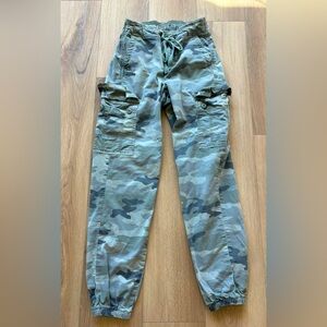 American Eagle, women’s green camo cargo pants, cuffed, size 0